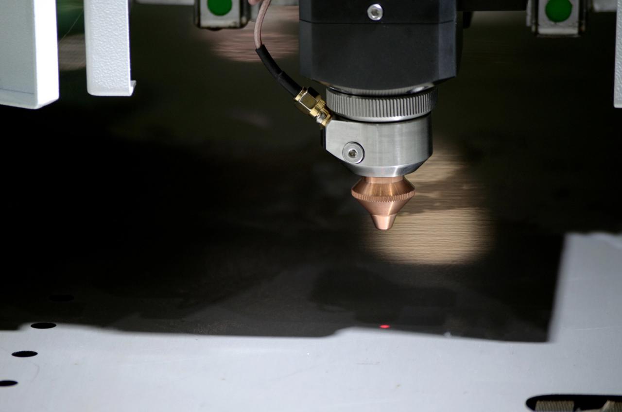 1500*3000mm 500w Racuys Or Ipg Fiber Laser Cutting Machine 1500*3000mm 500w Racuys वा Ipg फाइबर लेजर काट्ने मेसिन