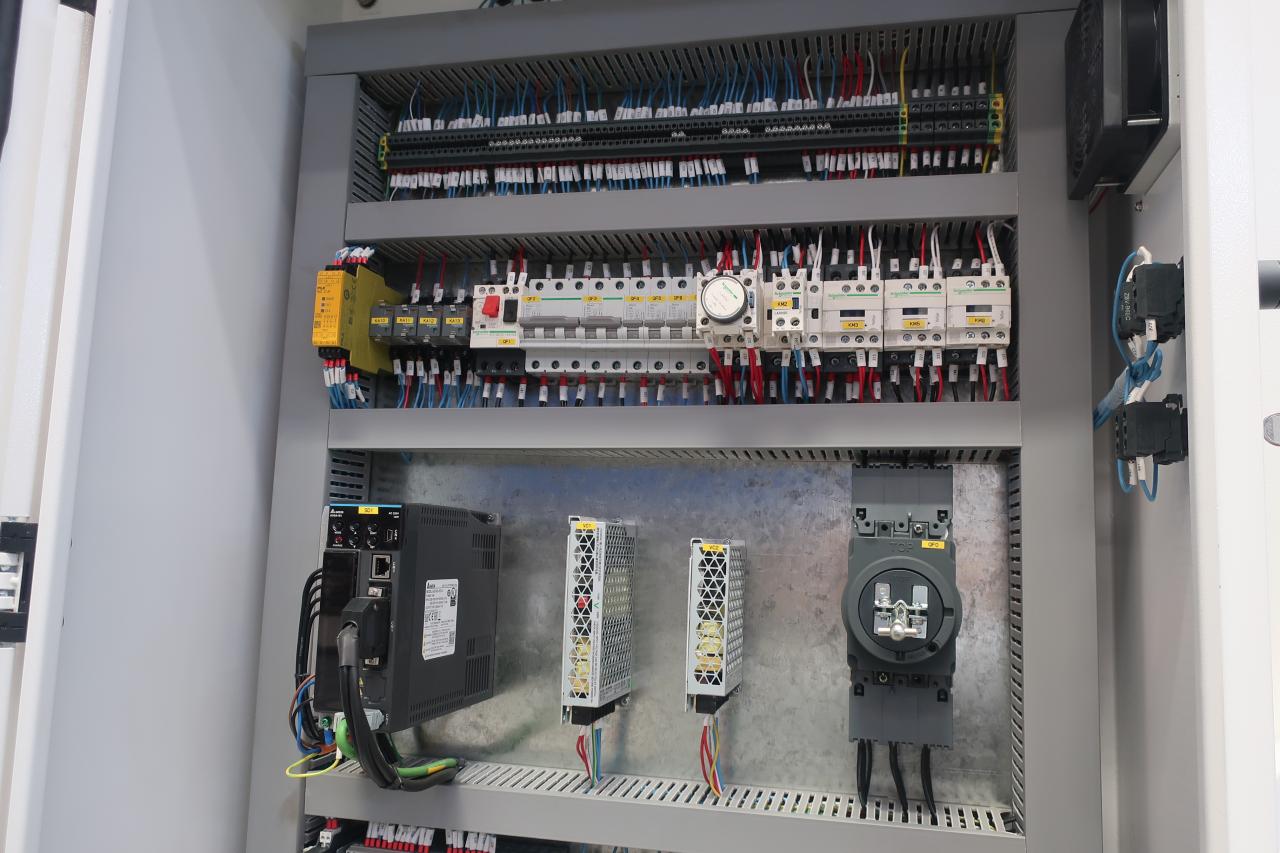 पाना धातु काट्ने 6 मिटरको लागि 16mm हाइड्रोलिक गिलोटिन काटन मेसिन