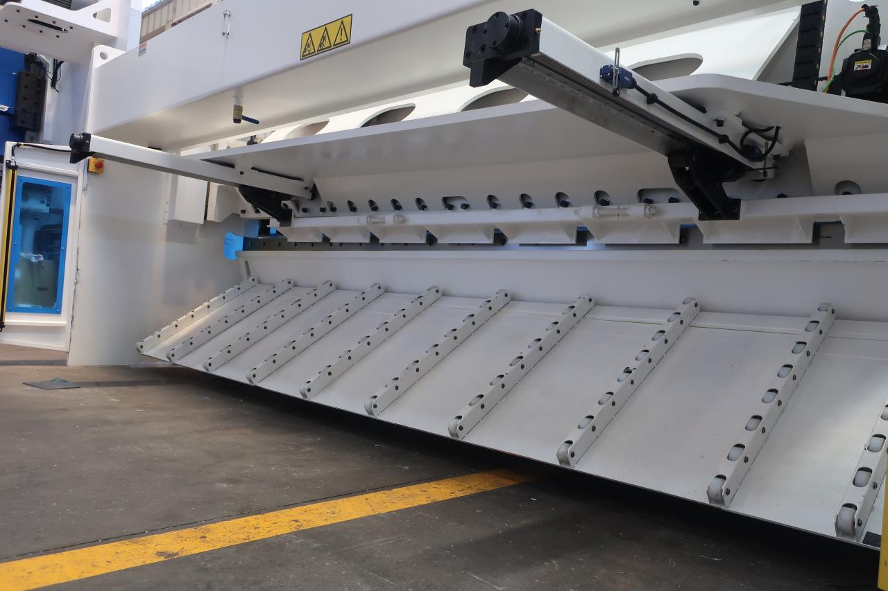 पाना धातु काट्ने 6 मिटरको लागि 16mm हाइड्रोलिक गिलोटिन काटन मेसिन