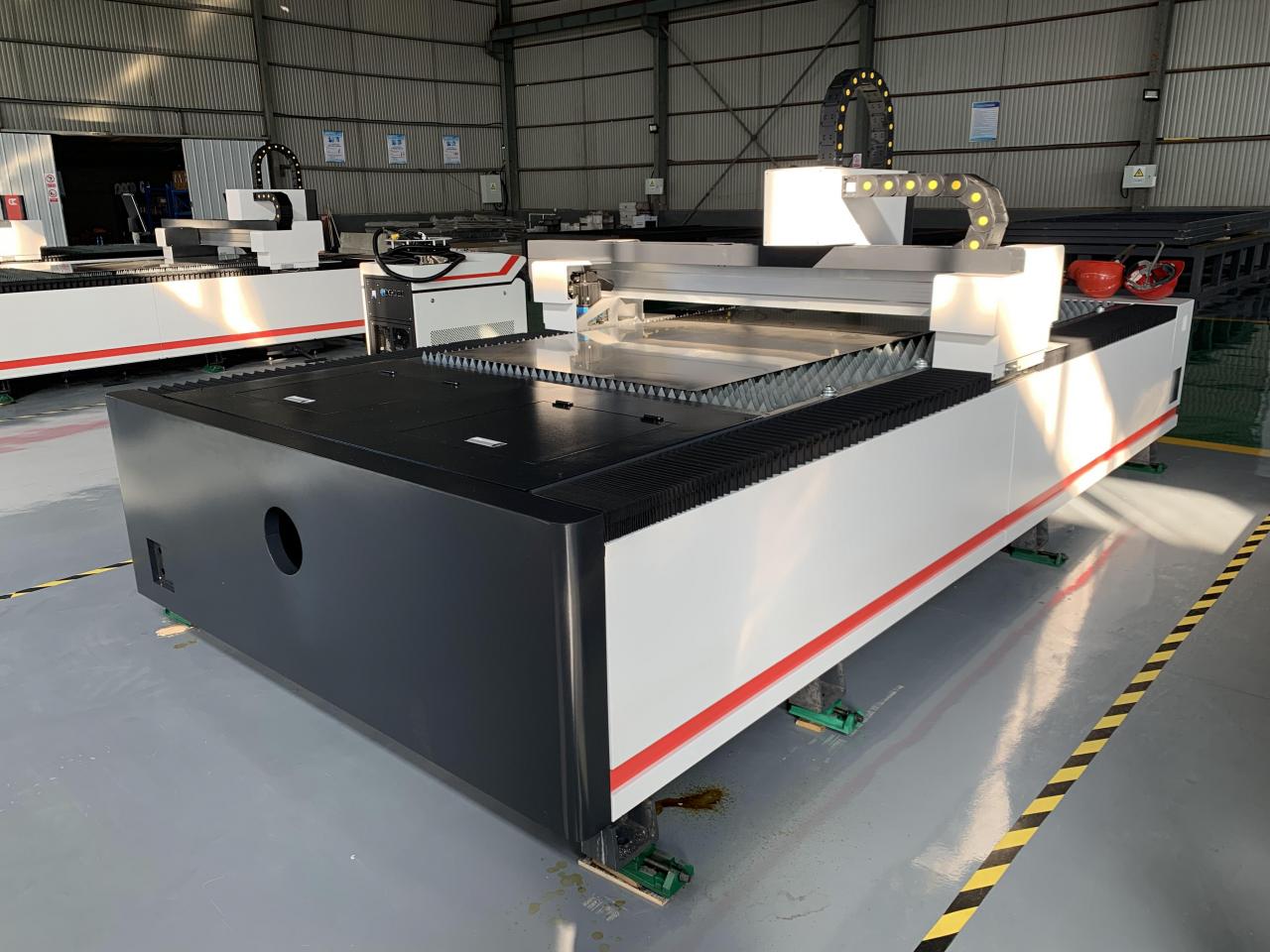 1kw 1.5kw 2kw Fiber Laser Cutting Machine For Metal Sheet Cutting 3000x1500mm धातु पाना काट्ने 3000x1500mm को लागि 1kw 1.5kw 2kw फाइबर लेजर काट्ने मेसिन