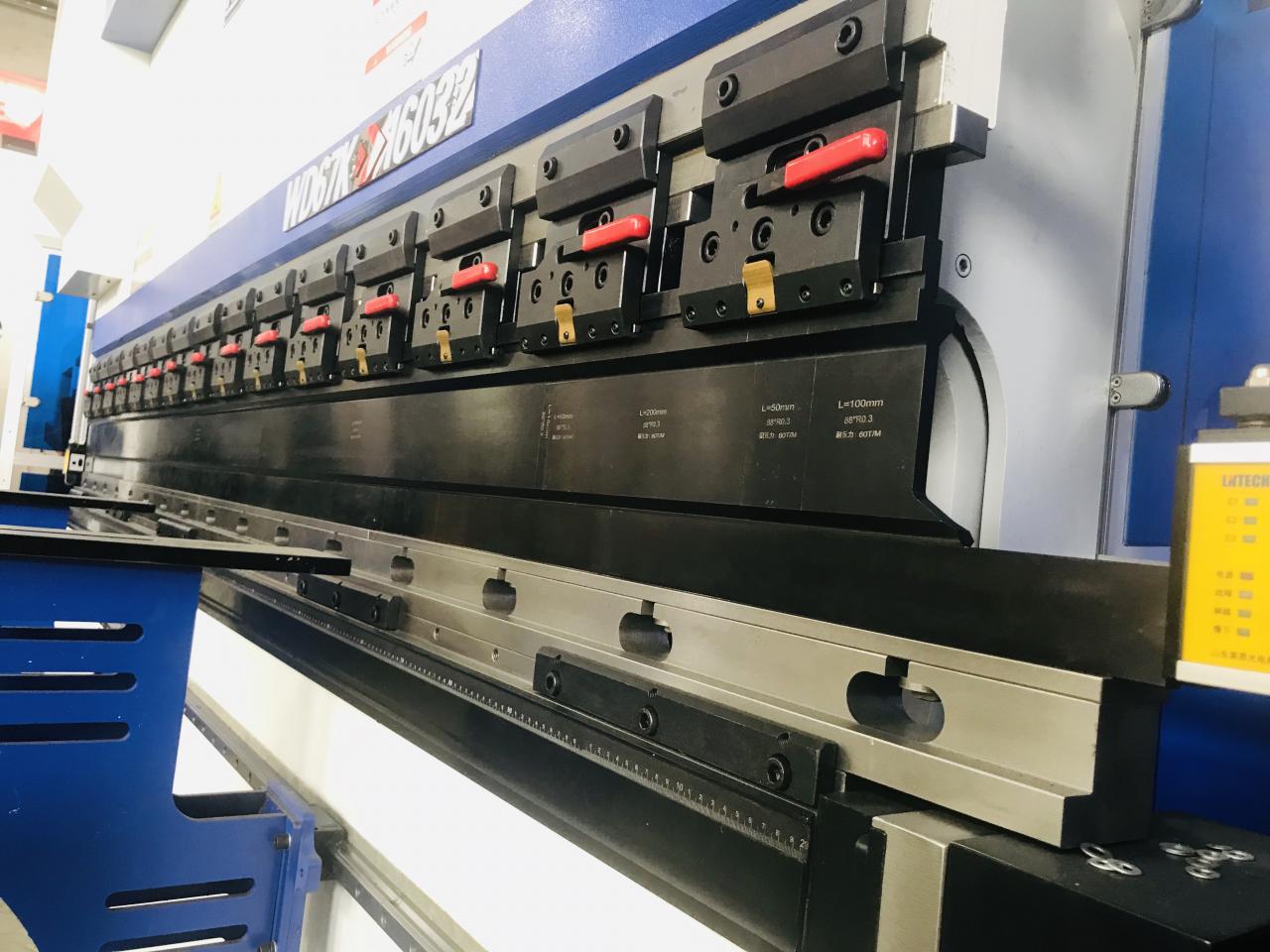 200t 300t मानक औद्योगिक प्रेस ब्रेक Cnc हाइड्रोलिक प्रेस ब्रेक मेसिन