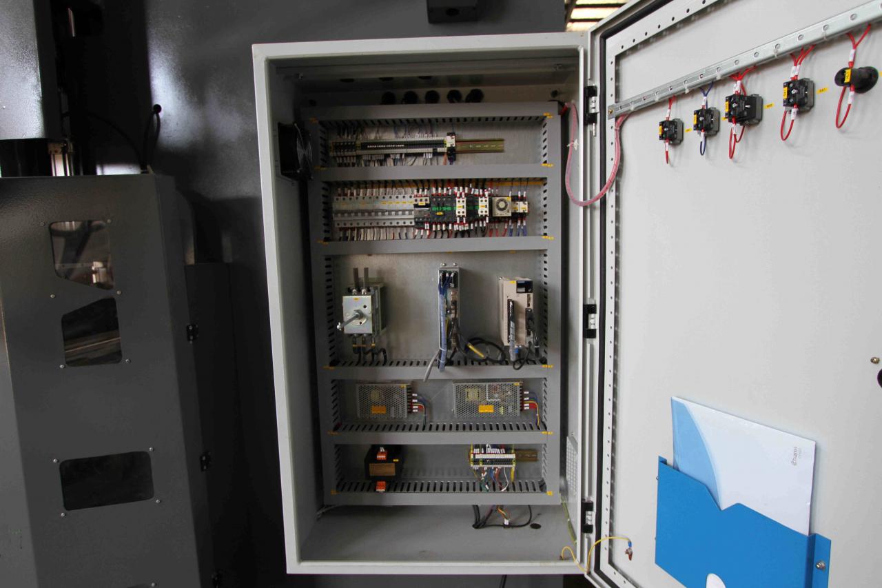 200t 300t मानक औद्योगिक प्रेस ब्रेक Cnc हाइड्रोलिक प्रेस ब्रेक मेसिन