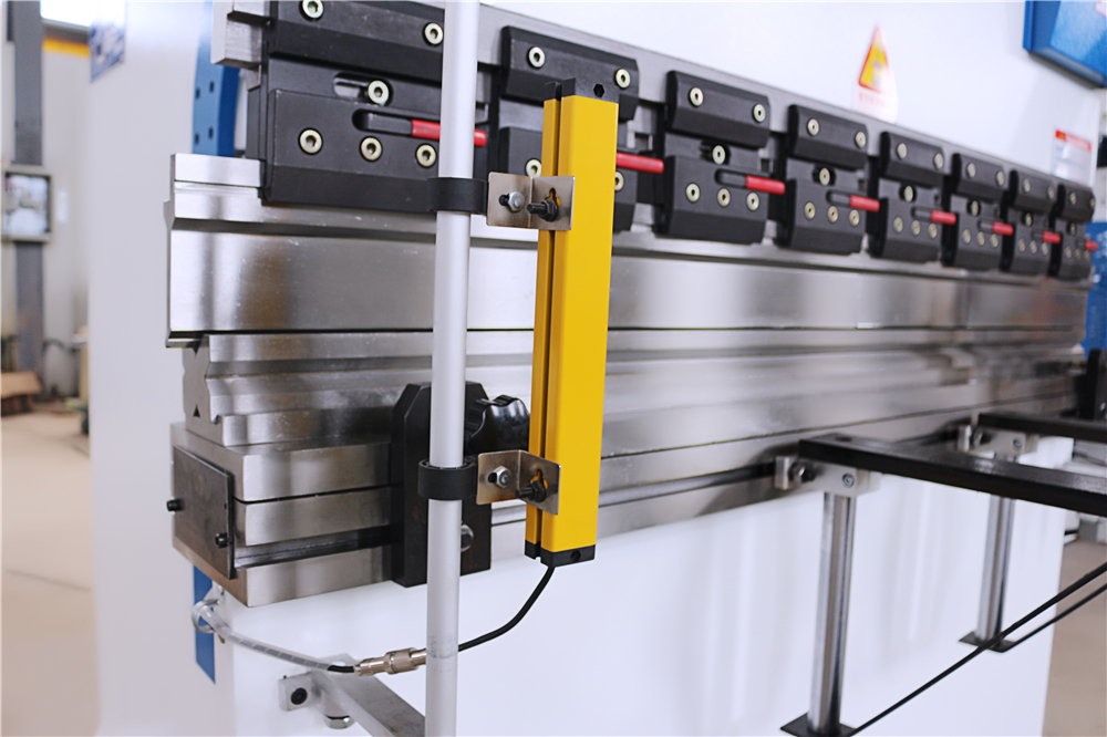 3+1 Axis Cnc Hydraulic Press Brake With Esa System Esa प्रणालीको साथ 3+1 Axis Cnc हाइड्रोलिक प्रेस ब्रेक