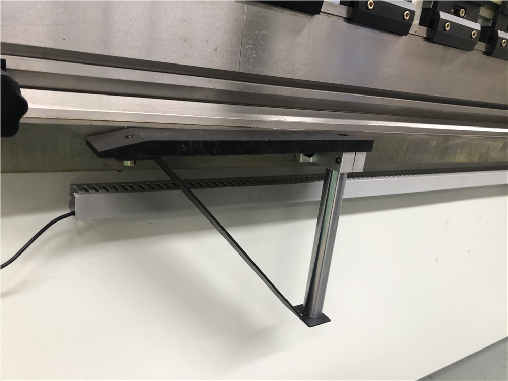 3+1 Axis Cnc Hydraulic Press Brake With Esa System Esa प्रणालीको साथ 3+1 Axis Cnc हाइड्रोलिक प्रेस ब्रेक