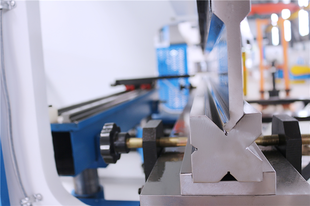 3+1 Axis Cnc Hydraulic Press Brake With Esa System Esa प्रणालीको साथ 3+1 Axis Cnc हाइड्रोलिक प्रेस ब्रेक