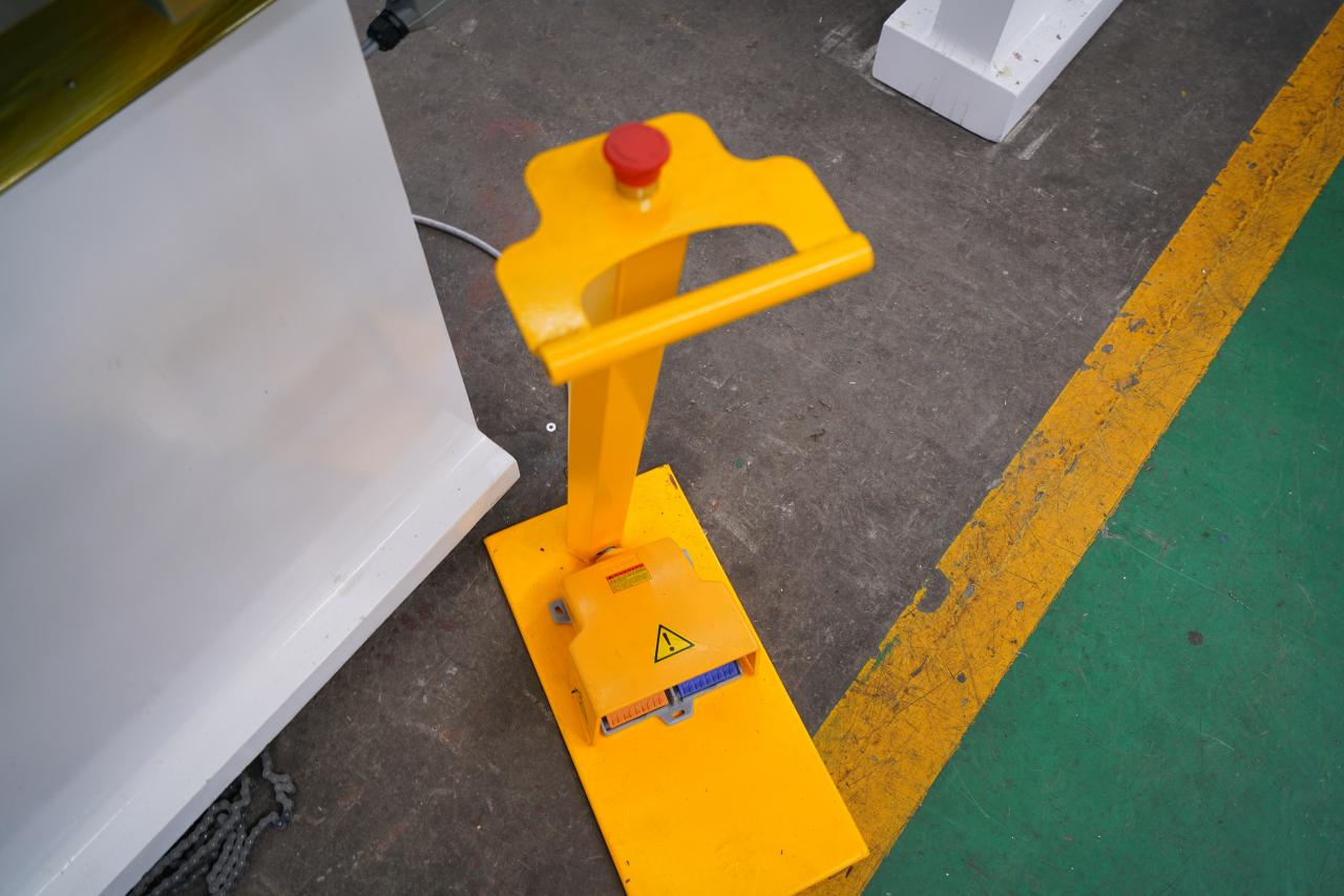 4 Axis Cnc Tandem Press Brake With Delem Da58t 2d Graphical Controller 4 Axis Cnc Tandem प्रेस ब्रेक Delem Da58t 2d ग्राफिकल कन्ट्रोलरको साथ