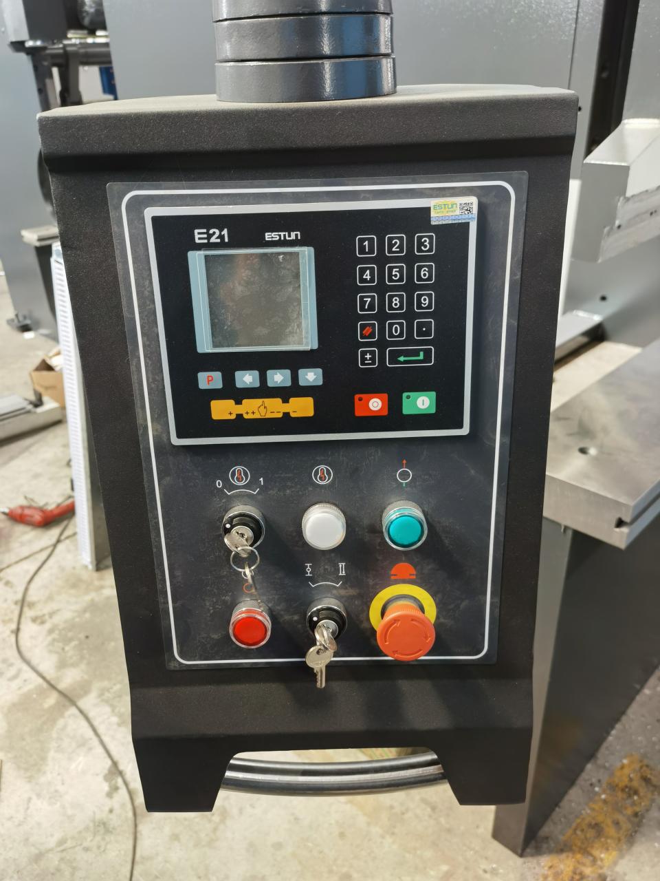 6x3200mm स्टेनलेस स्टील प्लेट काट्ने मेसिन, स्वचालित फलामको पाना काट्ने मेसिन