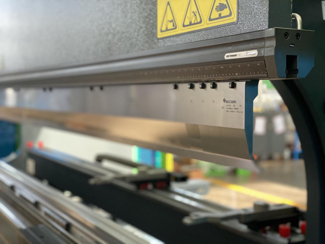 China 220t Cnc Bending Machine 6+1 Axis Hydraulic Press Brake Price चीन 220t Cnc झुकाउने मेसिन 6+1 एक्सिस हाइड्रोलिक प्रेस ब्रेक मूल्य