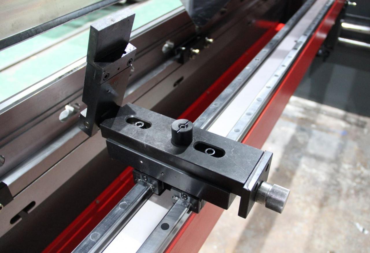 Delem Da66t 125 3+1 4+1 6+1 8+1 Cnc Hydraulic Press Brake For Metal Plate Bending Delem Da66t 125 3+1 4+1 6+1 8+1 Cnc हाइड्रोलिक प्रेस ब्रेक मेटल प्लेट बेन्डिङको लागि