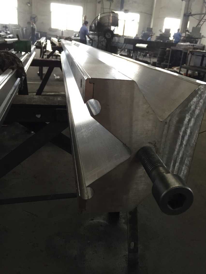 पूर्ण स्वचालित हाई पावर शीट झुकाउने मेसिन र सीएनसी प्रेस ब्रेक मेसिन