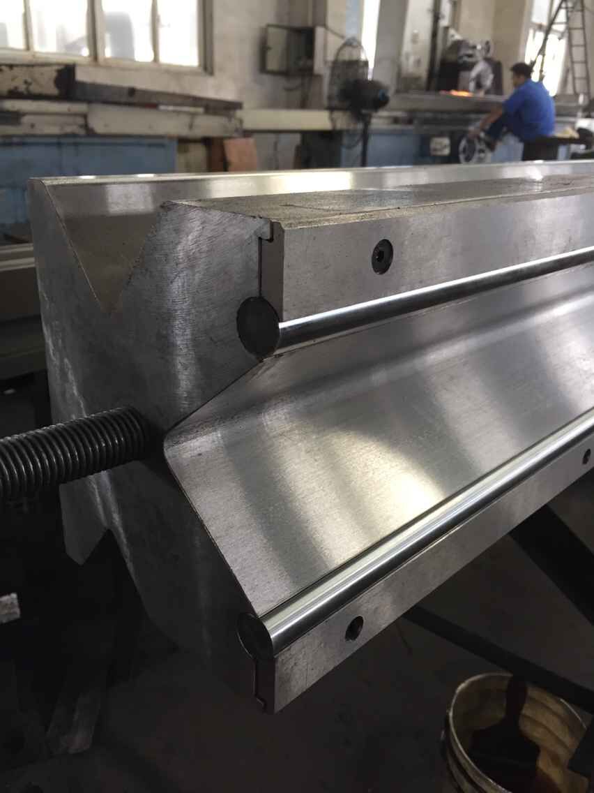 पूर्ण स्वचालित हाई पावर शीट झुकाउने मेसिन र सीएनसी प्रेस ब्रेक मेसिन