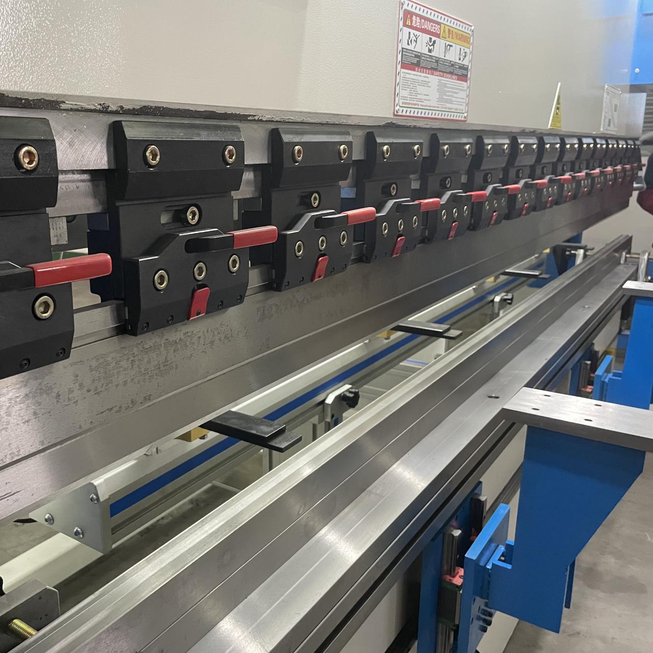 High Quality 3m Press Brake Machine Hydraulic 100 Ton For Sheet Metal Bending उच्च गुणस्तरको 3m प्रेस ब्रेक मेसिन हाइड्रोलिक 100 टन पाना धातु झुकाउनको लागि