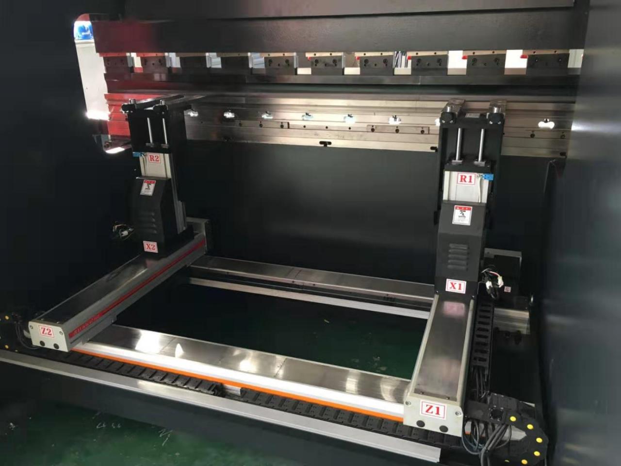 Hydraulic Stainless Steel Wc67y/k-300/6000 Mould Crowning Press Brake हाइड्रोलिक स्टेनलेस स्टील Wc67y/k-300/6000 मोल्ड क्राउनिंग प्रेस ब्रेक