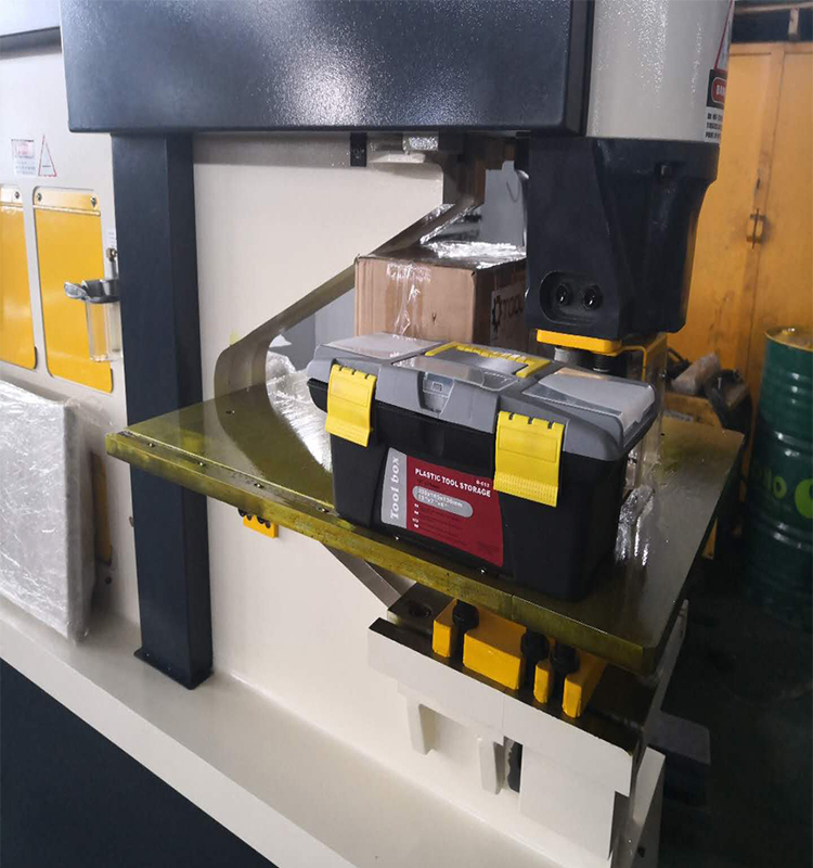 Metal Cutting Hydraulic Steelworkers Machine For Punching Cropping Notching Cutting धातु काट्ने हाइड्रोलिक स्टिलवर्कर्स मेशिन पंचिंग क्रपिङ नोचिङ कटिङका लागि