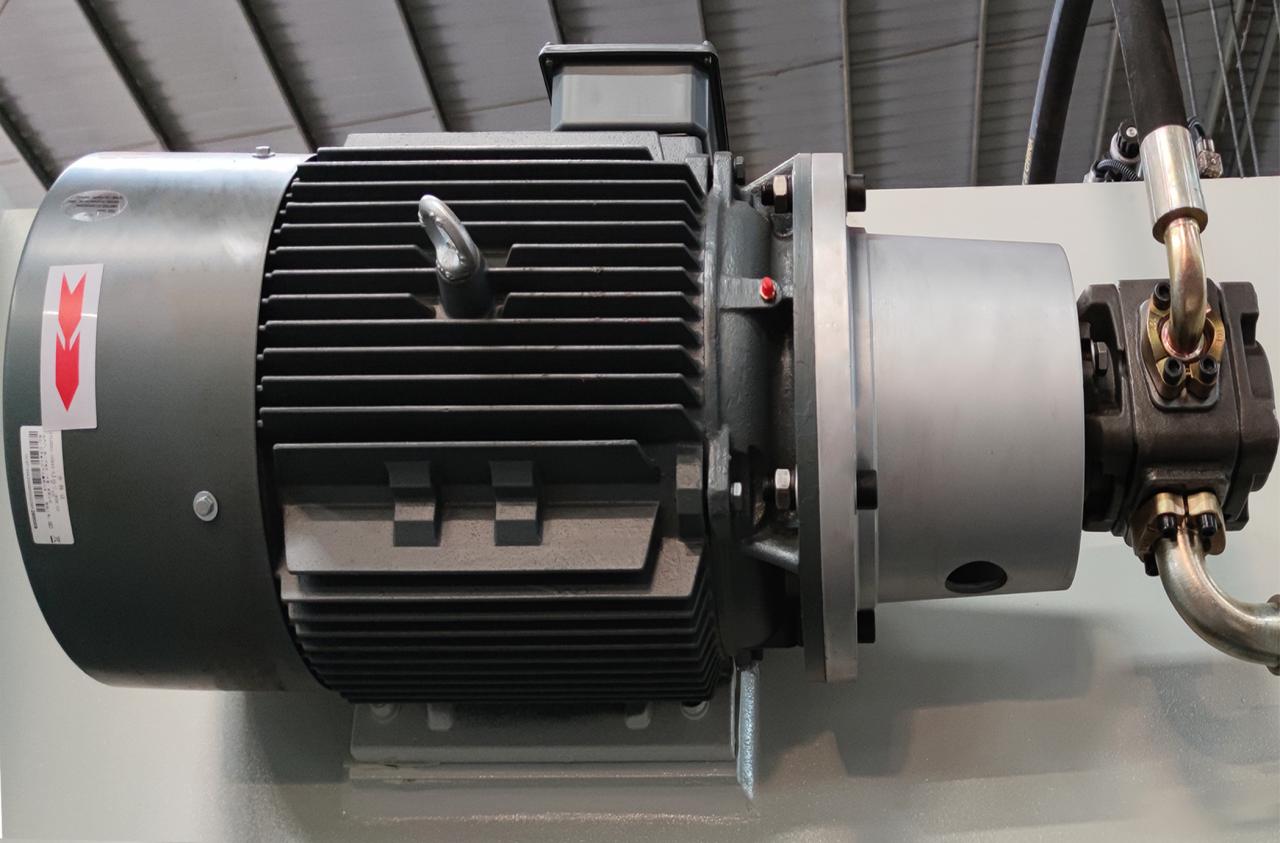 Qc11k हाइड्रोलिक शियर मेसिन र शीट मेटल काट्नका लागि गिलोटिन छार्न मेसिन