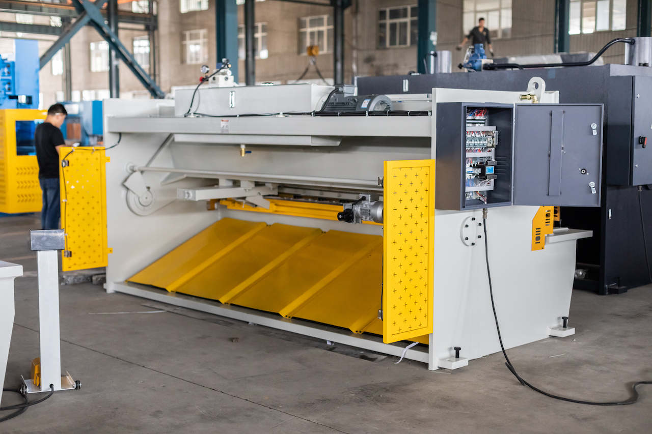 Qc11y 8x3200 शीट मेटल श्यायरिङ मेसिन स्टिल प्लेट हाइड्रोलिक सियरिङ मेसिन