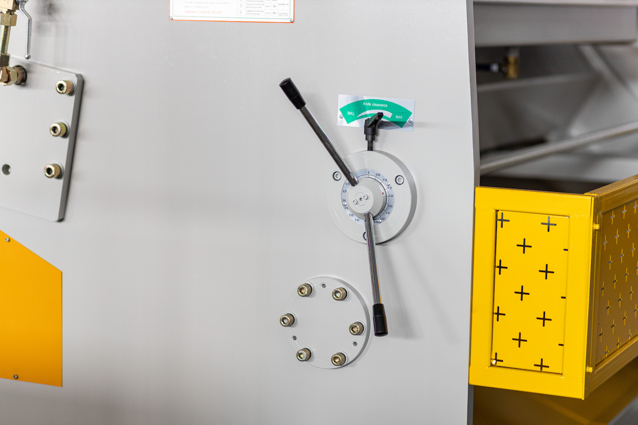 Qc11y 8x3200 शीट मेटल श्यायरिङ मेसिन स्टिल प्लेट हाइड्रोलिक सियरिङ मेसिन