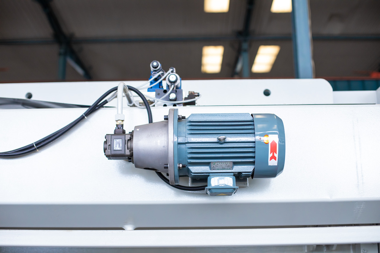 Qc11y 8x3200 Sheet Metal Shearing Machine Steel Plate Hydraulic Shearing Machine Qc11y 8x3200 शीट मेटल श्यायरिङ मेसिन स्टिल प्लेट हाइड्रोलिक सियरिङ मेसिन