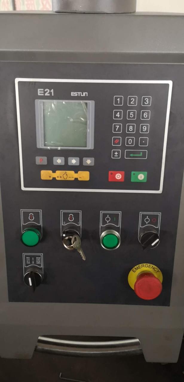 Qc12y 6x3200 हाइड्रोलिक प्लेट स्लाइडिङ टेबल गिलोटिन शियर काट्ने मेसिन देख्यो